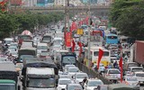 Người dân mệt mỏi đợi xe về quê trong dịp nghỉ lễ